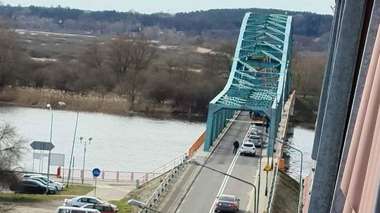 Samobójca na gryfińskim moście wrzeszczy, że skoczy Samobójca na gryfińskim moście wrzeszczy, że skoczy