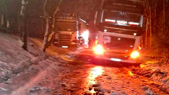 Samochód ciężarowy blokuje drogę. Już drugi dzień nie ma przejazdu