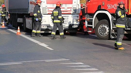 Samochód ciężarowy zderzył się z ciągnikiem rolniczym