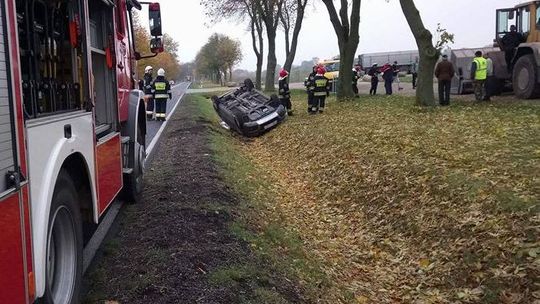 Samochód dachował i wpadł do rowu