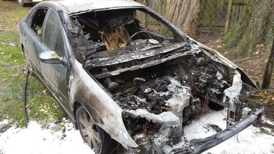 Samochód i miejsce gdzie garażował płonęły dziś w południe
