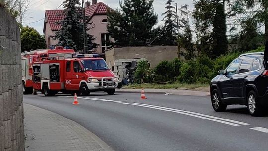 Samochód koziołkował i uderzył w dom. Droga nieprzejezdna
