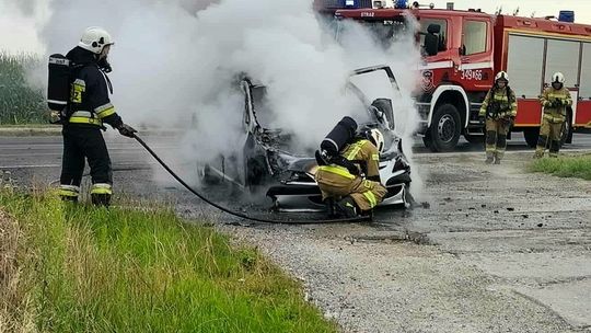 Samochód płonął koło Zalando. Mandat za gaszenie gaśnicą?