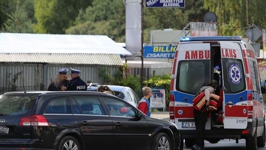 Samochód potrącił na drodze małżeństwo. Kobieta w szpitalu