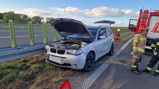 Samochód uderzył w barierki. Jedna osoba została ranna