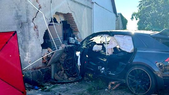 Samochód uderzył w dom. Kierowca - Marcin Jangas nie żyje