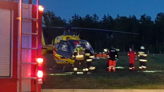 Samochód uderzył w drzewo. Kierowca zakleszczony w aucie