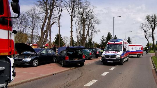 Samochód uderzył w ludzi na chodniku. Wypadek z udziałem trzech aut