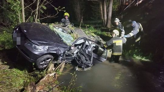 Samochód w rzece. Auto uderzyło w budynek