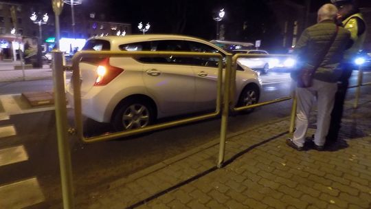 Samochód wyjechał z ulicy Piastów. Potrącona piesza z dzieckiem była na pasach na ulicy Chrobrego