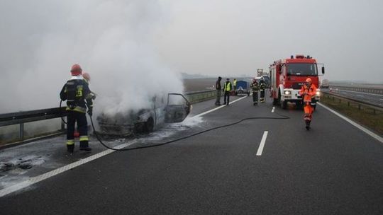 Samochód zaczął płonąć gdy kierowca jechał dużą prędkością