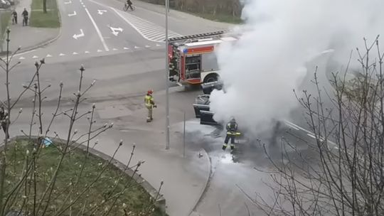 Samochód zapalił się na skrzyżowaniu Samochód zapalił się na skrzyżowaniu