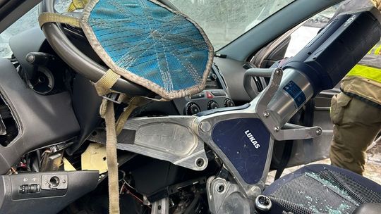 Samochód zmiażdżony, poszkodowany uwięziony. Strażacy w akcji!