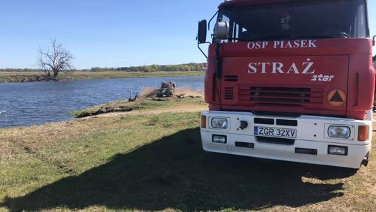 Samochód zsunął się do rzeki. Trwa akcja strażaków