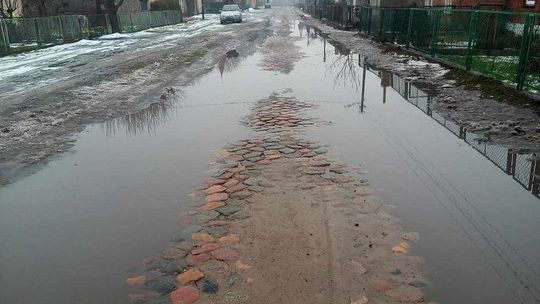 Samochodem, a może lepiej amfibią po takiej drodze?
