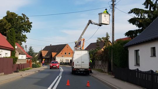 Samochodem rozwalił słup. Energetycy wymienili na nowy