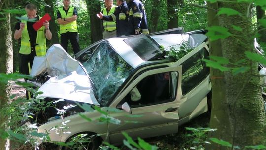 Samochodem uderzył w drzewo