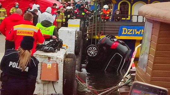 Samochodem wpadł do wody. Nie żyją kobieta, mężczyzna oraz dwoje dzieci 