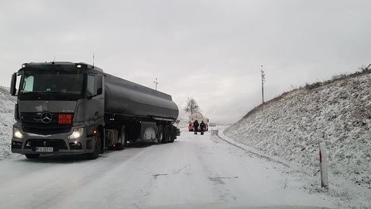 Samochody ciężarowe nie mogą podjechać i zablokowały drogę