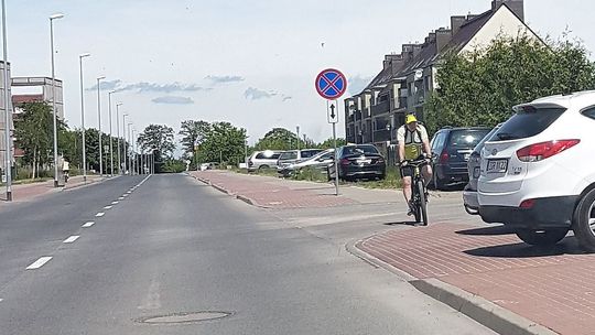 Samochody wymuszają tu pierwszeństwo - skarży się rowerzysta