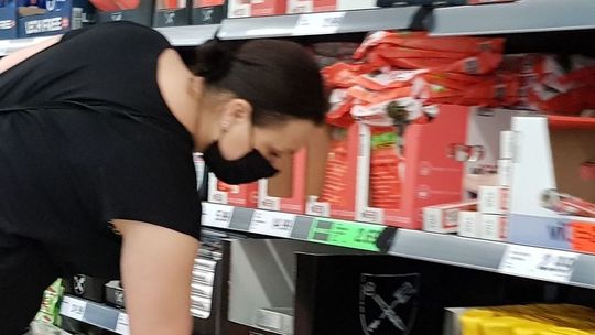 Sanepid kontroluje noszenie maseczek przez klientów i personel