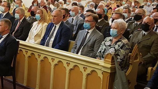 Sawaryn, niczym biskup celebrans, maseczki nie miał