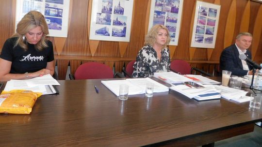 Sawaryn uciekł z sesji. Radni nie udzieli absolutorium burmistrzowi Sawaryn uciekł z sesji. Radni nie udzieli absolutorium burmistrzowi