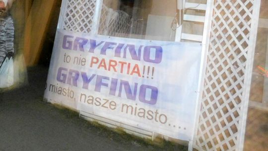 Sawaryn upolitycznia radę. "Gryfino to nie partia" - głosi nielegalny baner w centrum Gryfina
