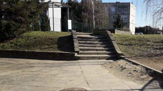 Schody dla akrobatów koło gminnej szkoły