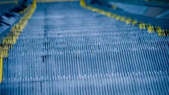 Schody ruchome: o czym warto pamiętać przy wymianie ich na nowy model? Ciekawe innowacje, które musisz poznać!