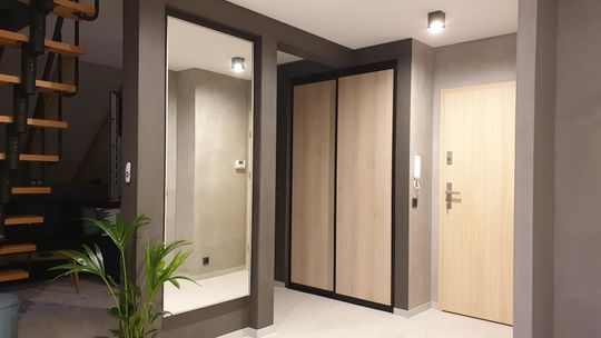 Ściany bez fug i bez kurzu: mikrocement w salonie krok po kroku