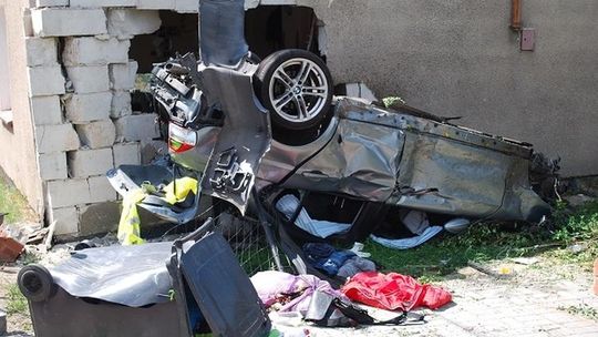 Ściany podparto stemplami, dziurę zakryto folią - informuje strażak z KPPSP