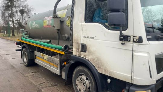 Ściekowy skandal w gminie. Ceny z "kosmosu" bez zgody radnych, a teraz wstrzymanie wywozu nieczystości