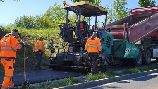 Ścieżka pieszo-rowerowa ma już nakładkę asfaltową. Łączy dwie części miasta