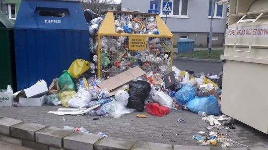 "Segregacja" śmieci na jednej z gryfińskich ulic po zmniejszeniu liczby pojemników