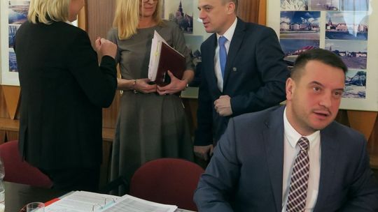 Sekretarz informuje o kosztach i potrzebie wymiany mebli 