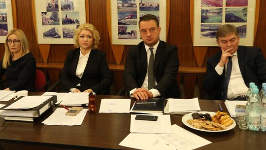 Sekretarz podległa burmistrzom odpowiedziała w sprawie wiceburmistrza i jego żony