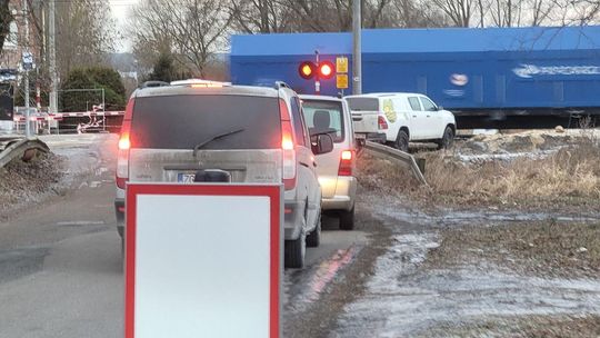 Sekundy od katastrofy. Auto utknęło na przejeździe kolejowym, bo nikt nie posypał jezdni