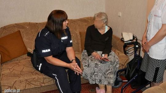 Seniorka oszustom podającym się za policjantów wypłaciła 220 tys. zł Seniorka oszustom podającym się za policjantów wypłaciła 220 tys. zł