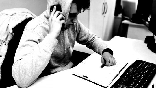 Seniorka wybrała pieniądze z banku i przekazała oszustom