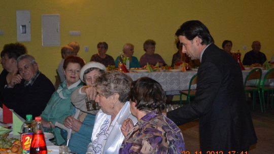 Seniorów dowiozą nawet autokarami