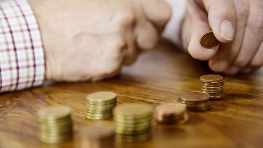 Seniorzy nadal bez kont. Czy ich środki są bezpieczne? 