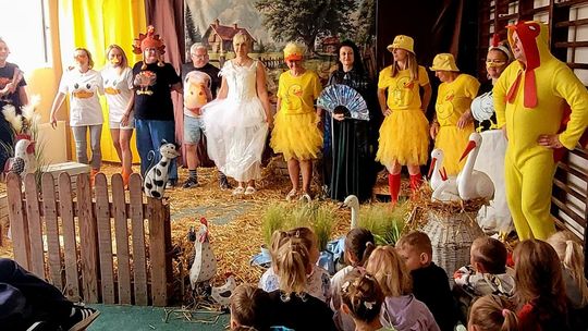 Sensacja na szkolnej scenie! Nauczyciele zagrali dla uczniów „Brzydkie kaczątko”!