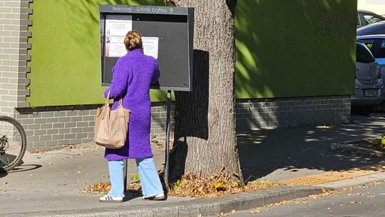 Serce w żałobie jest jak pęknięte naczynie – wciąż potrafi pomieścić miłość, ale ból bezustannie z niego przecieka