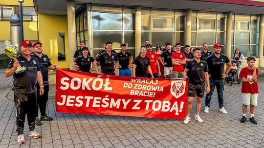 Serce, walka i wsparcie dla przyjaciela. Piłkarze przed szpitalem po meczu pucharowym [FOTO, WIDEO]