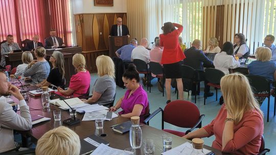 Sesje absolutoryjne w powiecie. Radni debatują i głosują