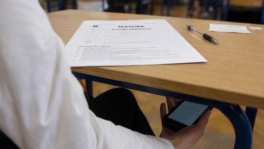 Unieważnione matury 2026. Czy CKE panuje nad ściąganiem za pomocą nowoczesnych technologii