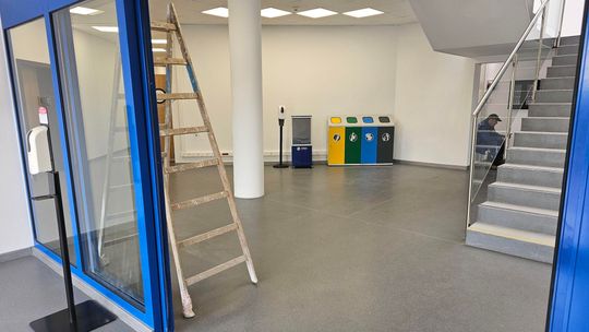 Siedziba PUK niby oddana do użytku, a wciąż toczą się prace. A petenci między drabinami