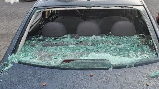 Siekierą wybił okna w BMW i zgniótł bagażnik