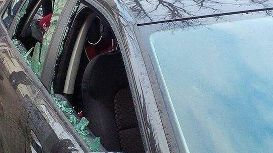 Siekierą wybił szybę w aucie i groził kobietom